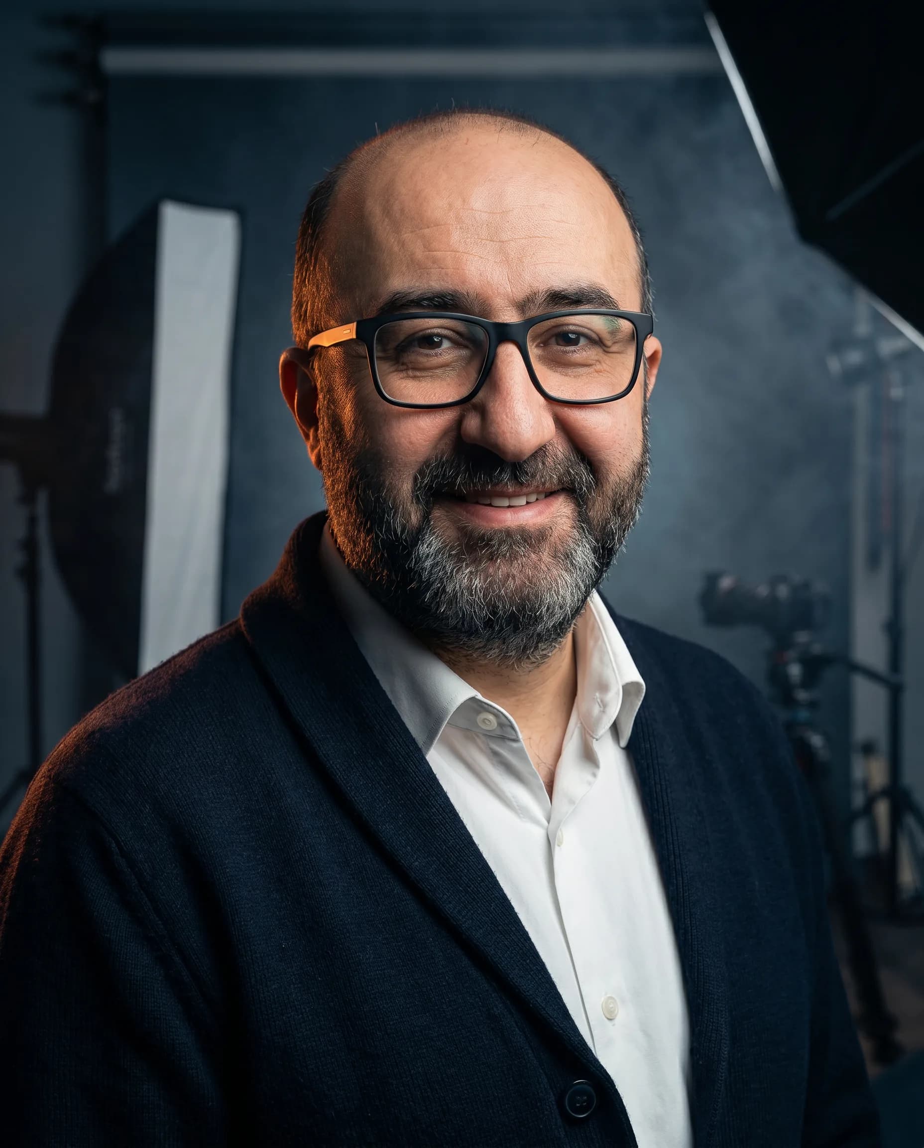 Murat Işık fotoğraf stüdyosunda — pazarlamacının ardındaki insan